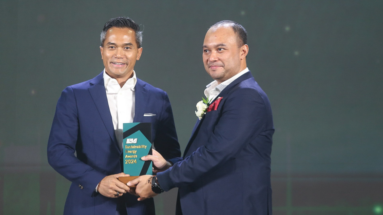 Anindya Bakrie Terima Penghargaan dari Repnas