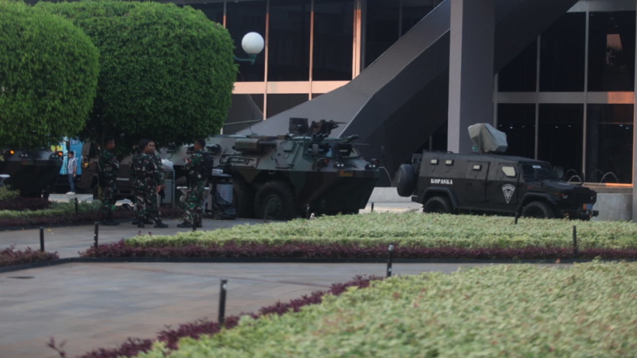 Belasan Panser Berjaga Jelang Pelantikan Presiden di DPR