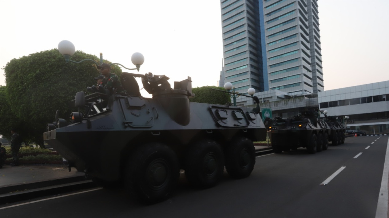 Belasan Panser Berjaga Jelang Pelantikan Presiden di DPR