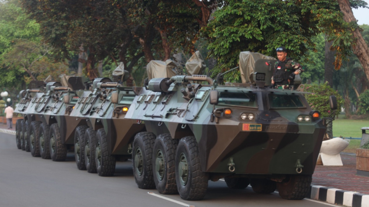 Belasan Panser Berjaga Jelang Pelantikan Presiden di DPR