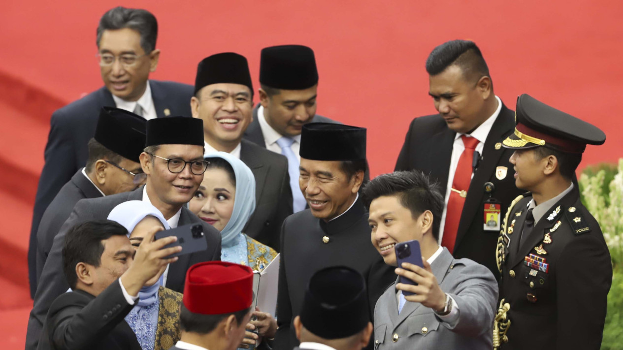 Usai Pelantikan, Anggota DPR Ramai-ramai Foto Bareng Jokowi