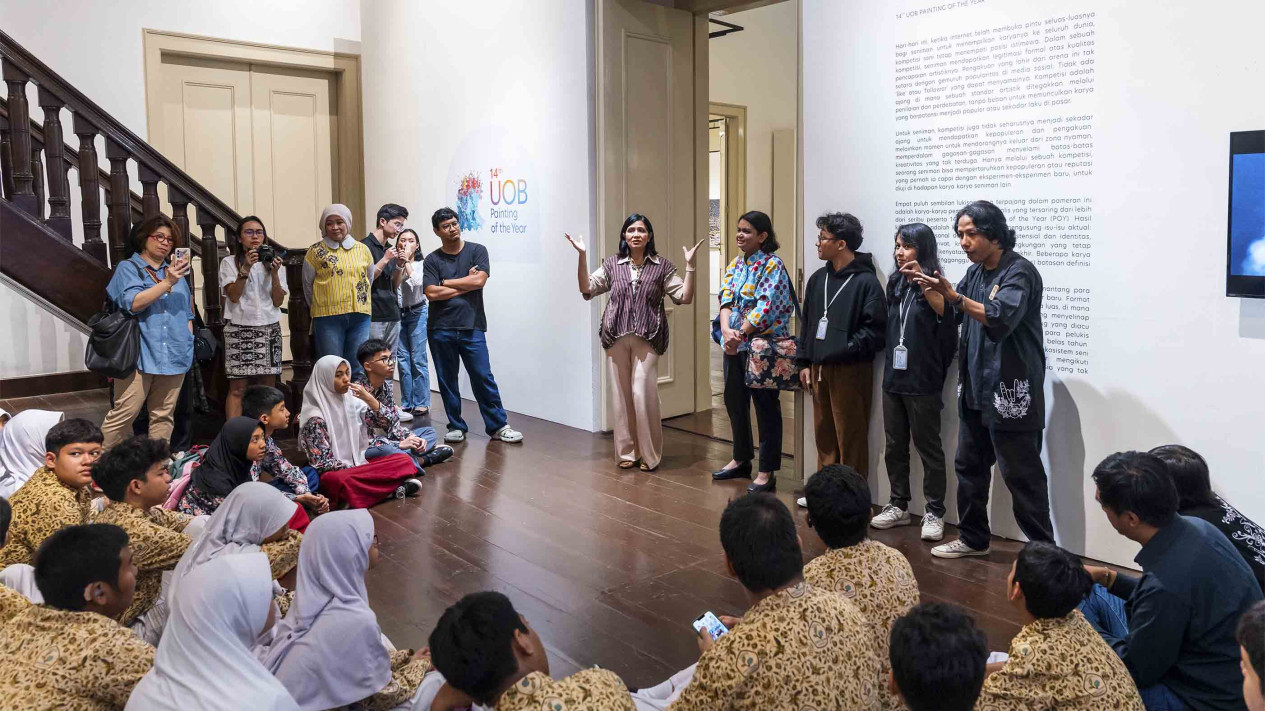 Tour Seni Bahasa Isyarat di Pameran UOB Painting of the Year