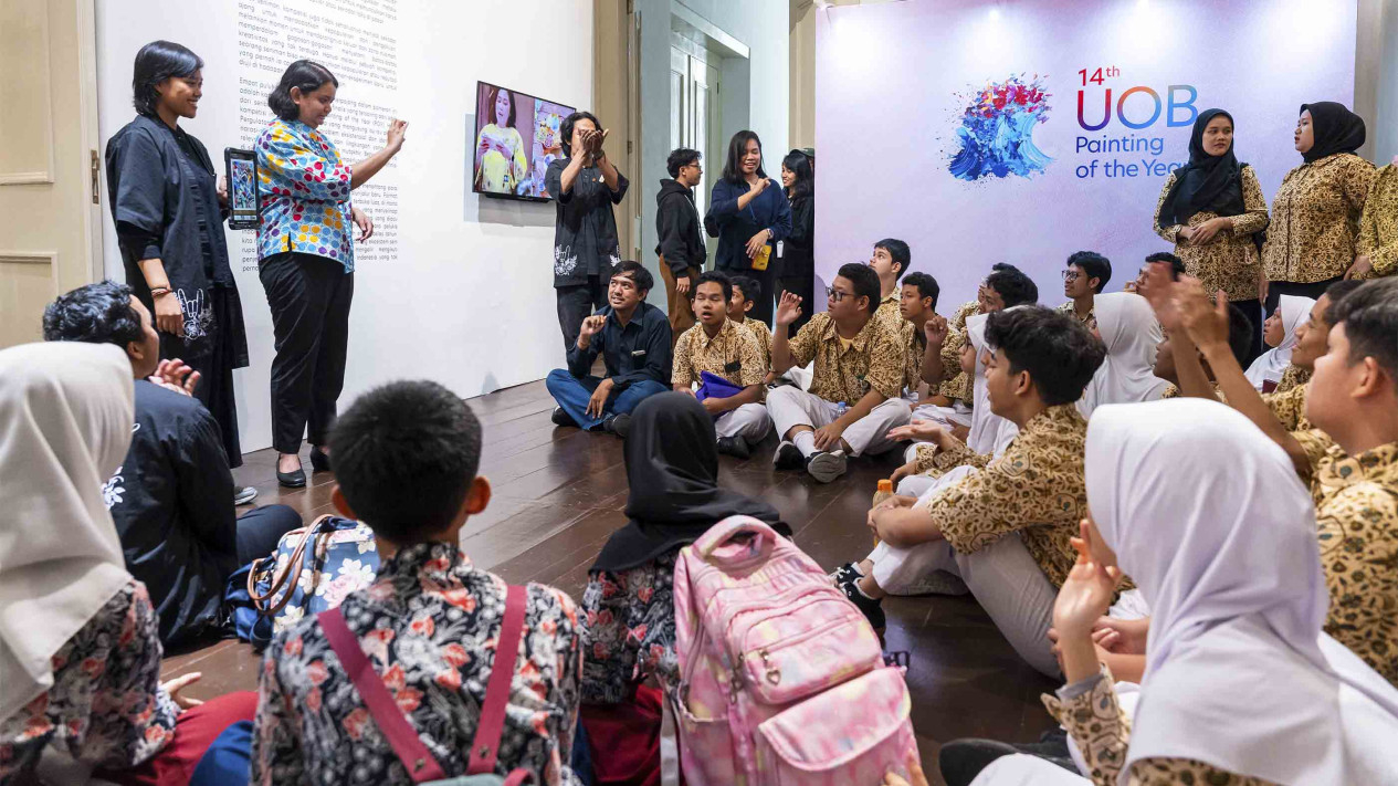 Tour Seni Bahasa Isyarat di Pameran UOB Painting of the Year