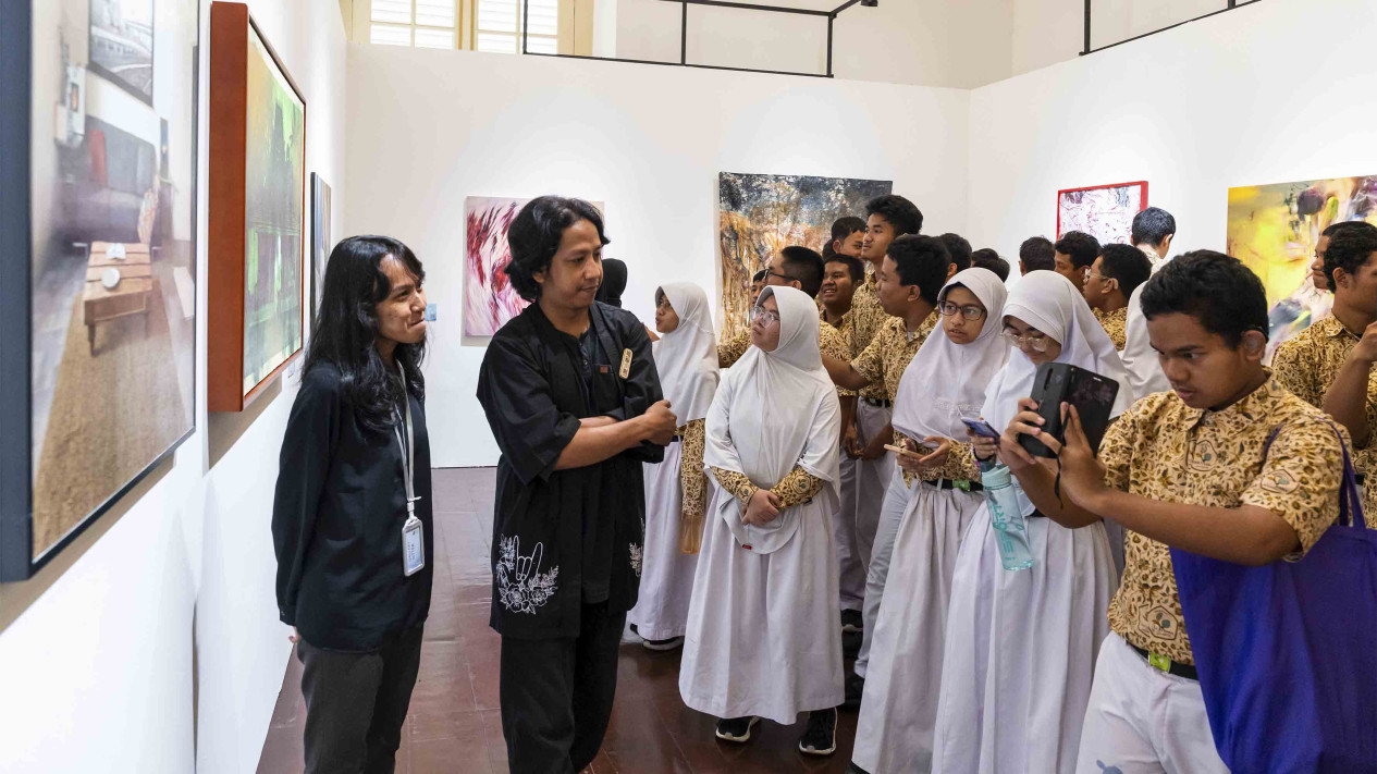 Tour Seni Bahasa Isyarat di Pameran UOB Painting of the Year