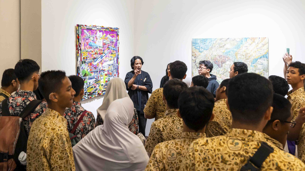 Tour Seni Bahasa Isyarat di Pameran UOB Painting of the Year