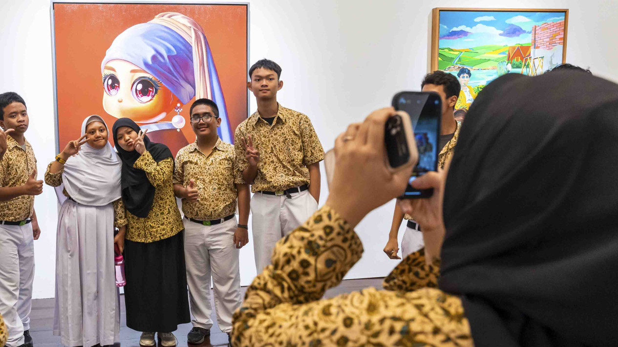 Tour Seni Bahasa Isyarat di Pameran UOB Painting of the Year