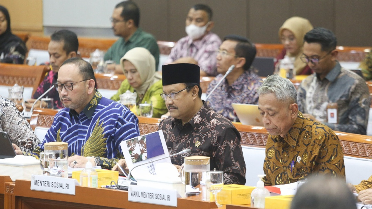 Menteri Sosial Saifullah Yusuf Raker dengan Komisi VIII DPR