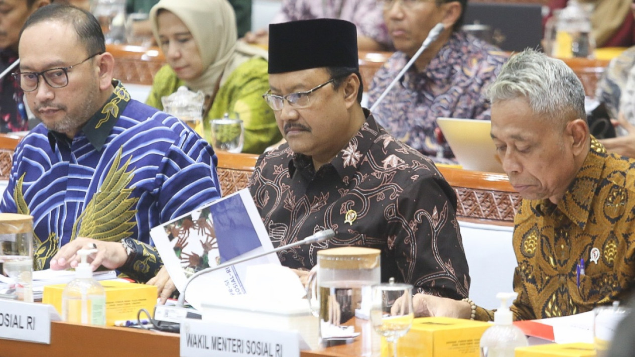 Menteri Sosial Saifullah Yusuf Raker dengan Komisi VIII DPR