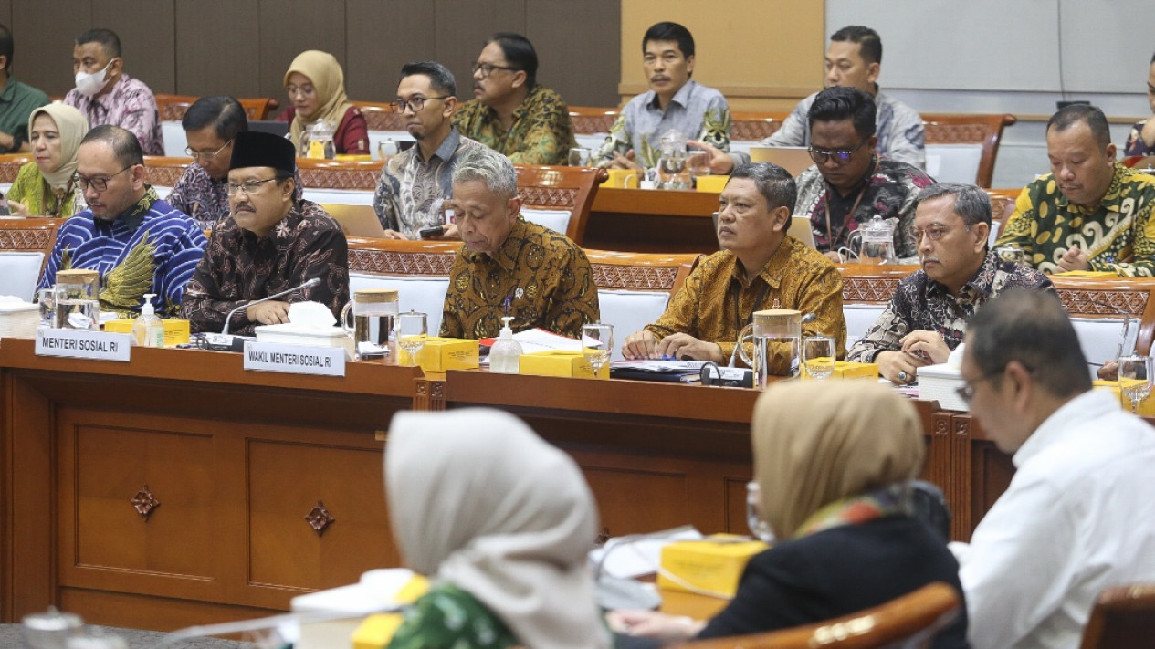 Menteri Sosial Saifullah Yusuf Raker dengan Komisi VIII DPR
