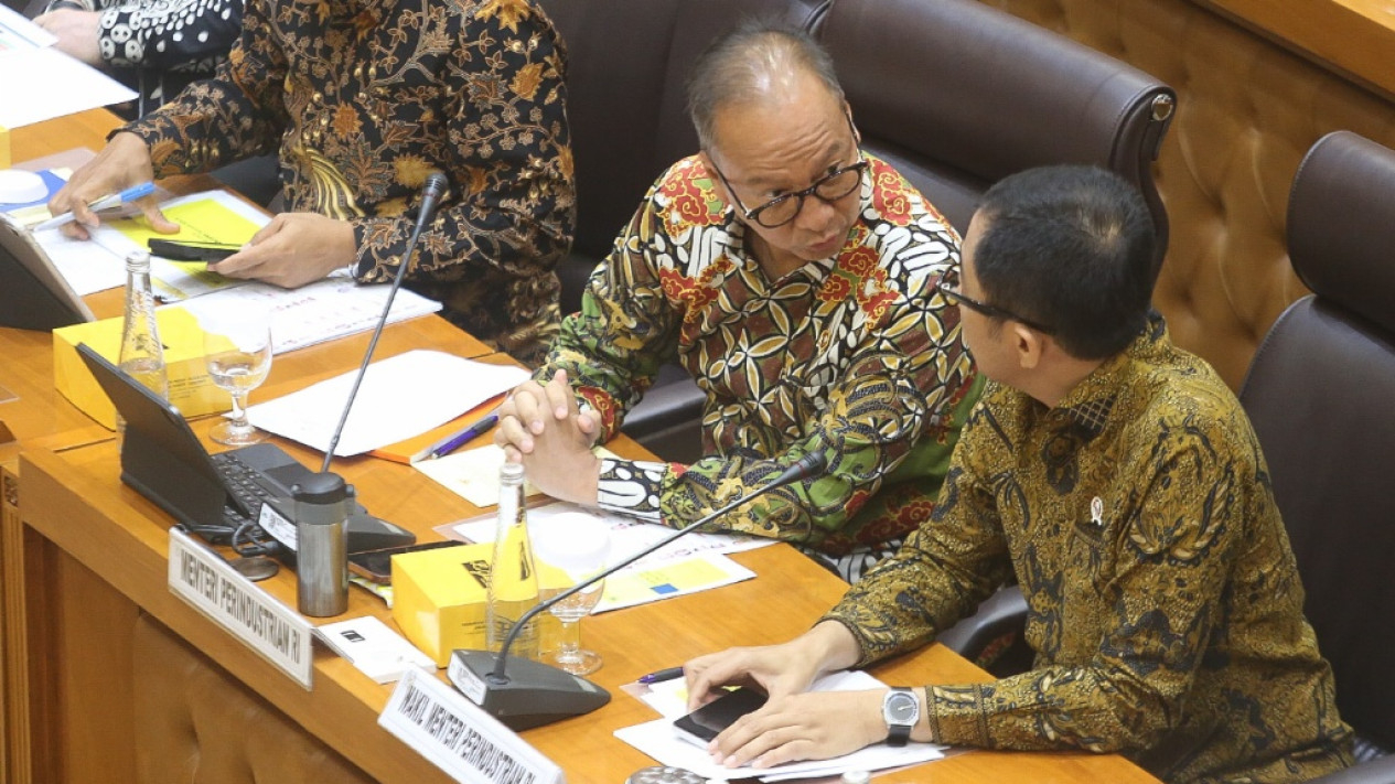 Menperin Agus Gumiwang Kartasasmita Raker dengan Komisi VII