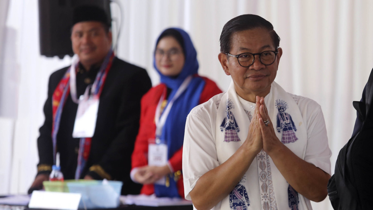 Pramono Anung Nyoblos Pilkada DKI 2024 Bareng Anak Istri