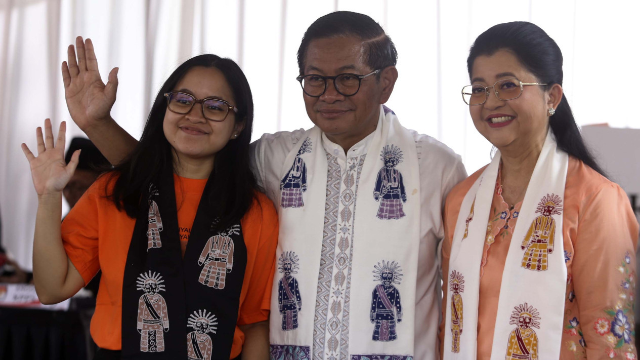 Pramono Anung Nyoblos Pilkada DKI 2024 Bareng Anak Istri