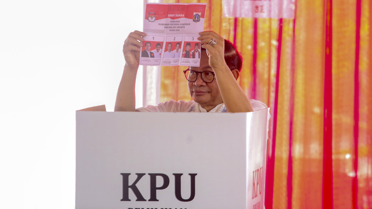 Pramono Anung Nyoblos Pilkada DKI 2024 Bareng Anak Istri