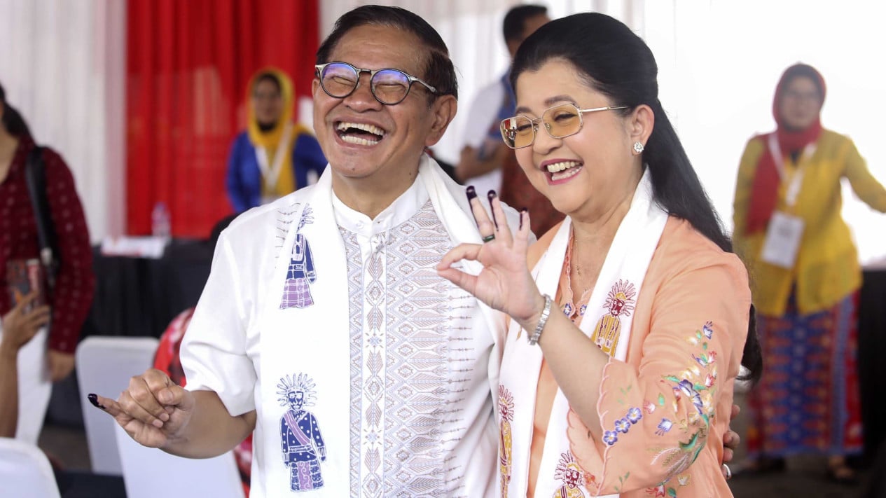 Pramono Anung Nyoblos Pilkada DKI 2024 Bareng Anak Istri