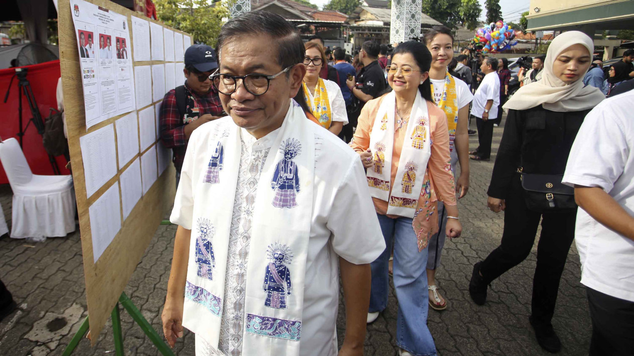 Pramono Anung Nyoblos Pilkada DKI 2024 Bareng Anak Istri