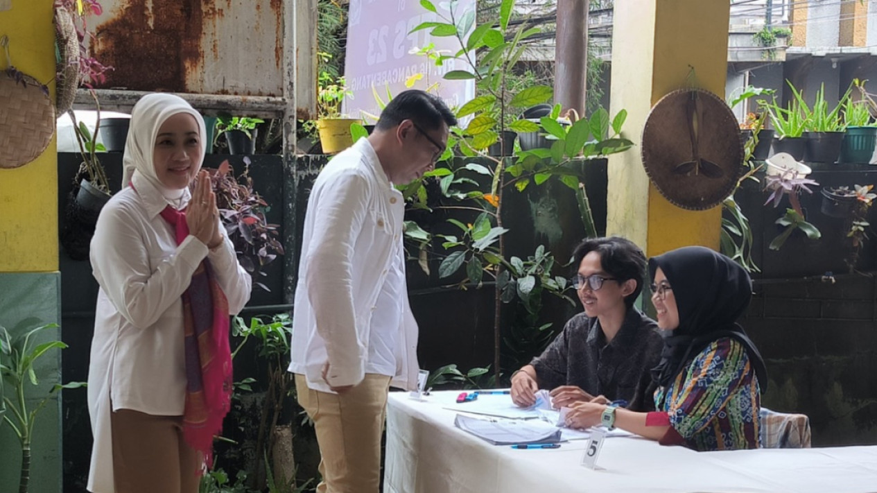 Ditemani Istri, Ridwan Kamil Nyoblos Pilgub Jabar di Bandung