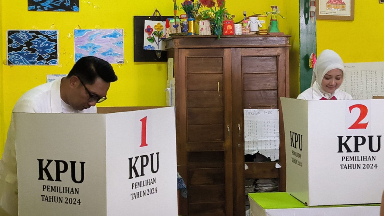 Ditemani Istri, Ridwan Kamil Nyoblos Pilgub Jabar di Bandung
