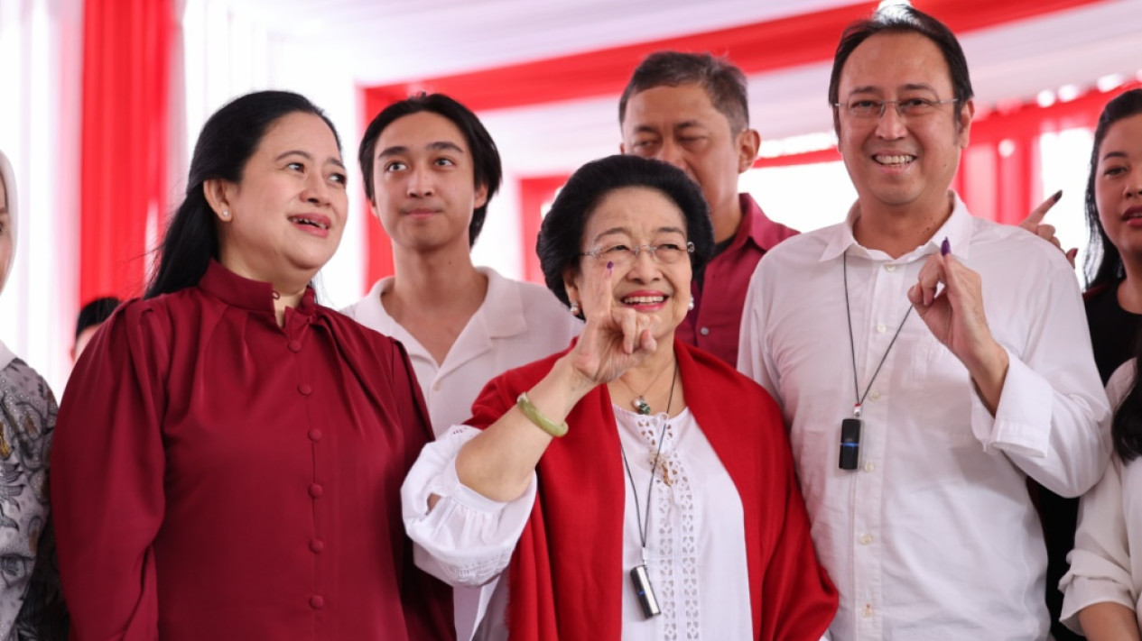 Megawati Ditemani Puan dan Prananda Nyoblos di Kebagusan