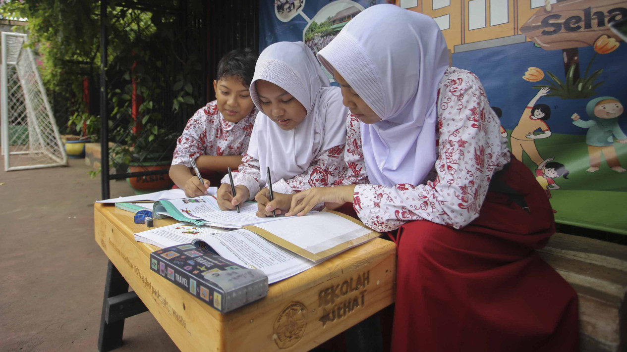 Distribusi Bangku Daur Ulang Bahan Plastik Pasca Konsumsi