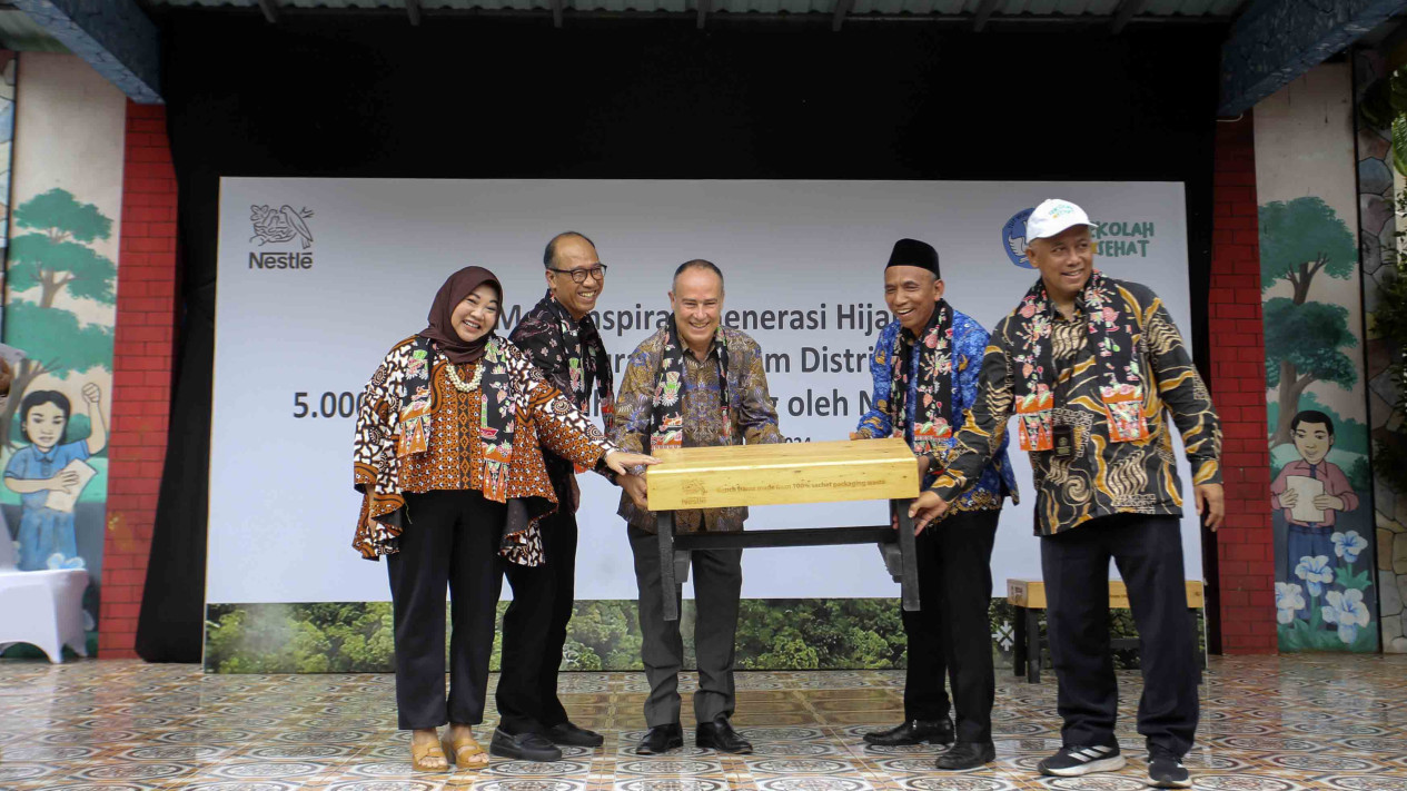 Distribusi Bangku Daur Ulang Bahan Plastik Pasca Konsumsi