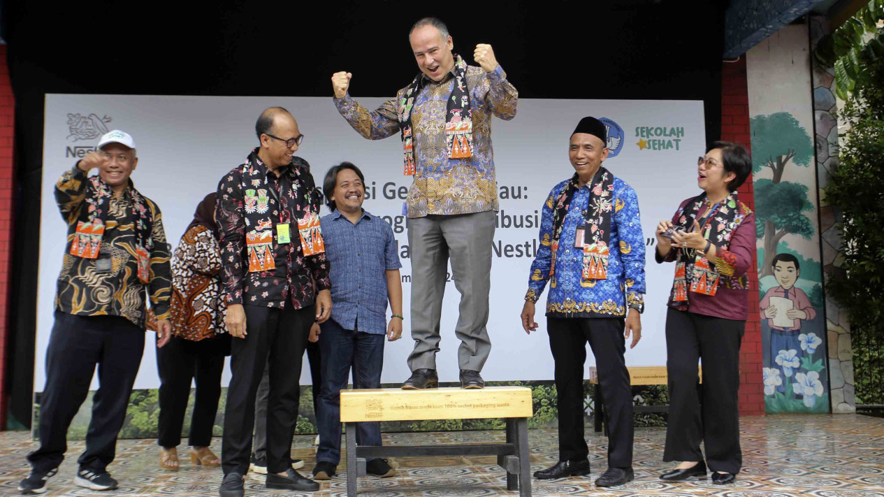 Distribusi Bangku Daur Ulang Bahan Plastik Pasca Konsumsi