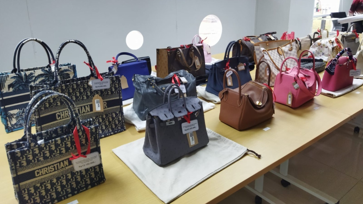 Melihat Deretan Kendaraan dan Barang Mewah Sitaan KPK