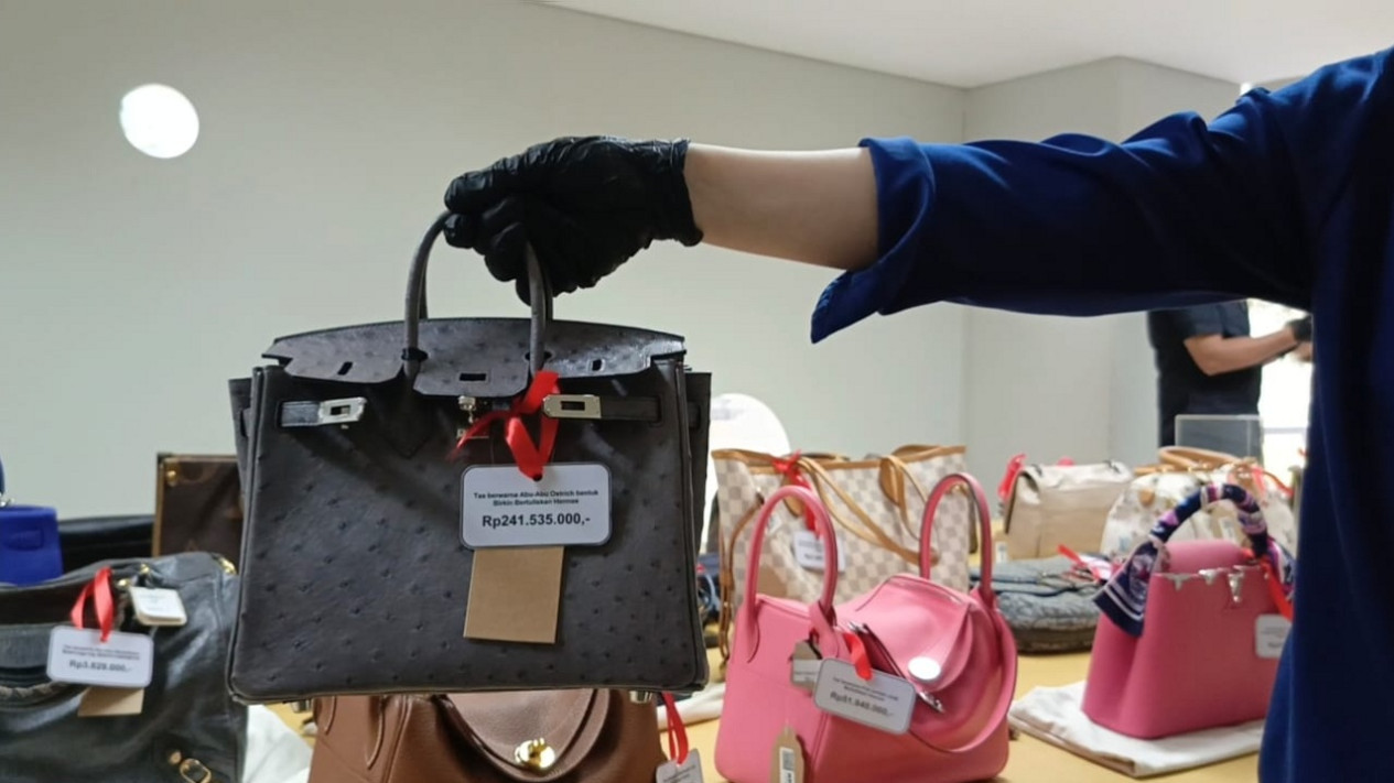 Melihat Deretan Kendaraan dan Barang Mewah Sitaan KPK