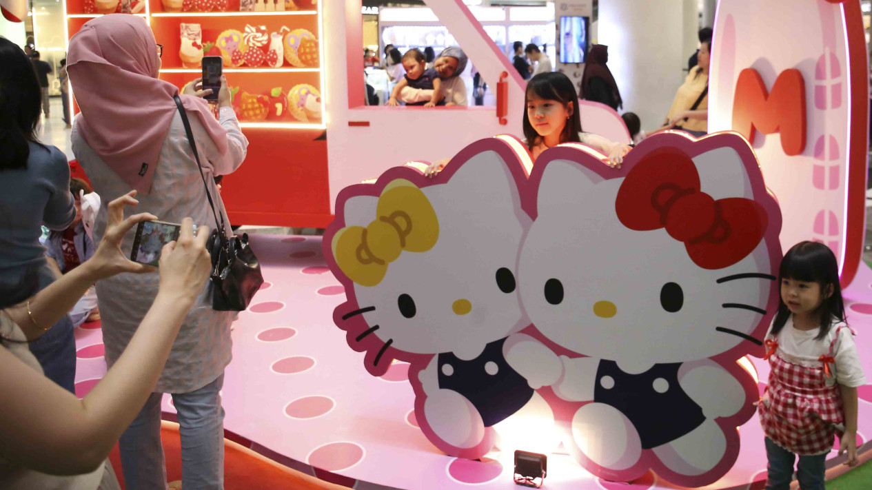 Unik, Karakter Hello Kitty Ramaikan Perayaan Natal 2024 - Vlix.id