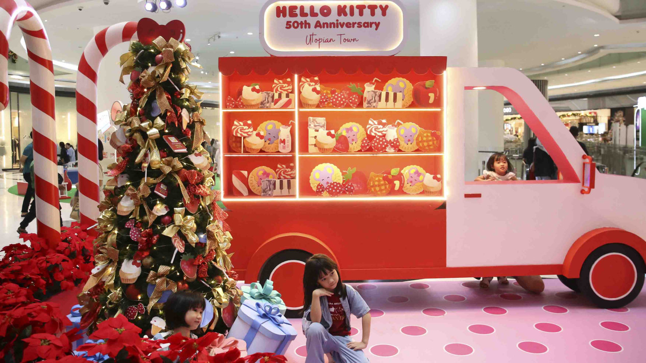 Unik, Karakter Hello Kitty Ramaikan Perayaan Natal 2024 - Vlix.id