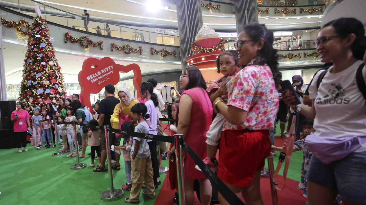 Unik, Karakter Hello Kitty Ramaikan Perayaan Natal 2024 - Vlix.id