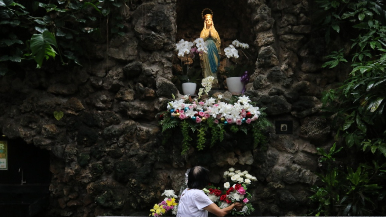 Persiapan Gereja Katedral Jelang Perayaan Natal