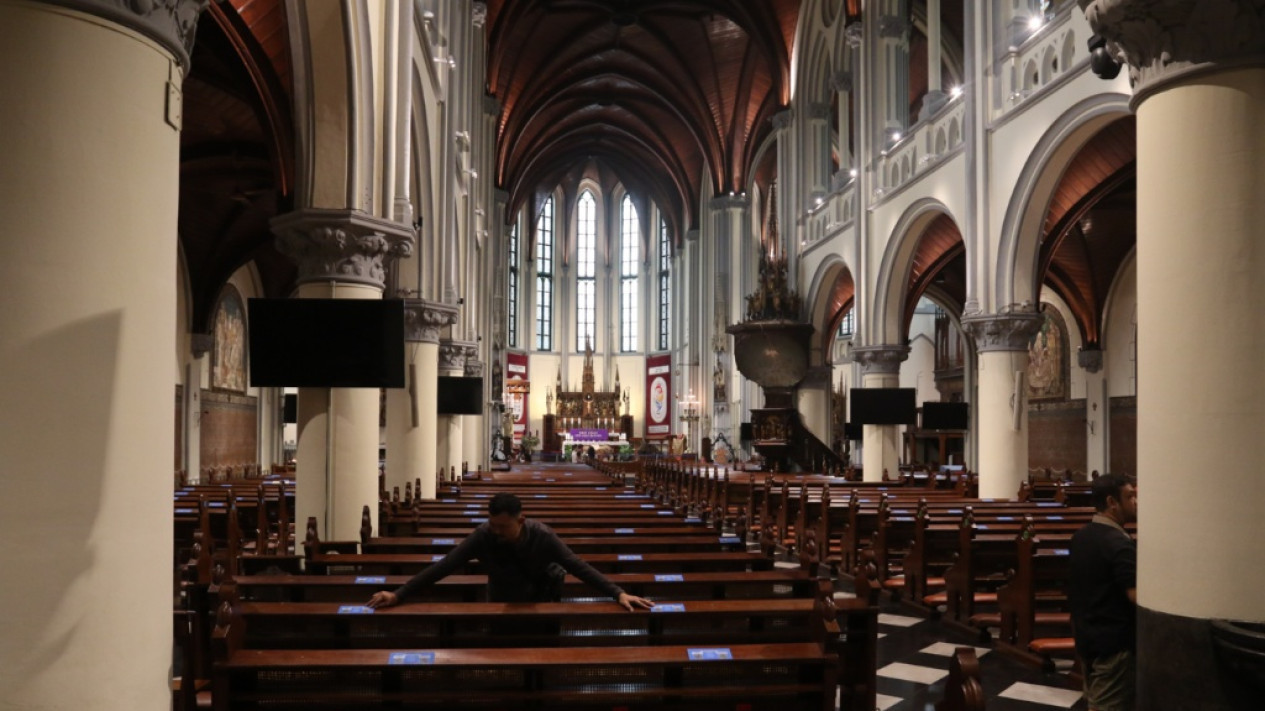 Persiapan Gereja Katedral Jelang Perayaan Natal