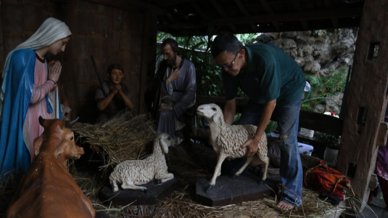 Persiapan Gereja Katedral Jelang Perayaan Natal