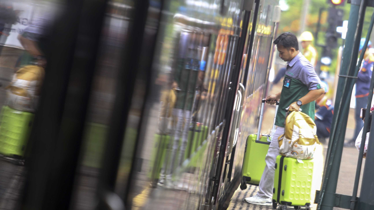 Padatnya Penumpang Kereta Api Saat Libur Natal & Tahun Baru