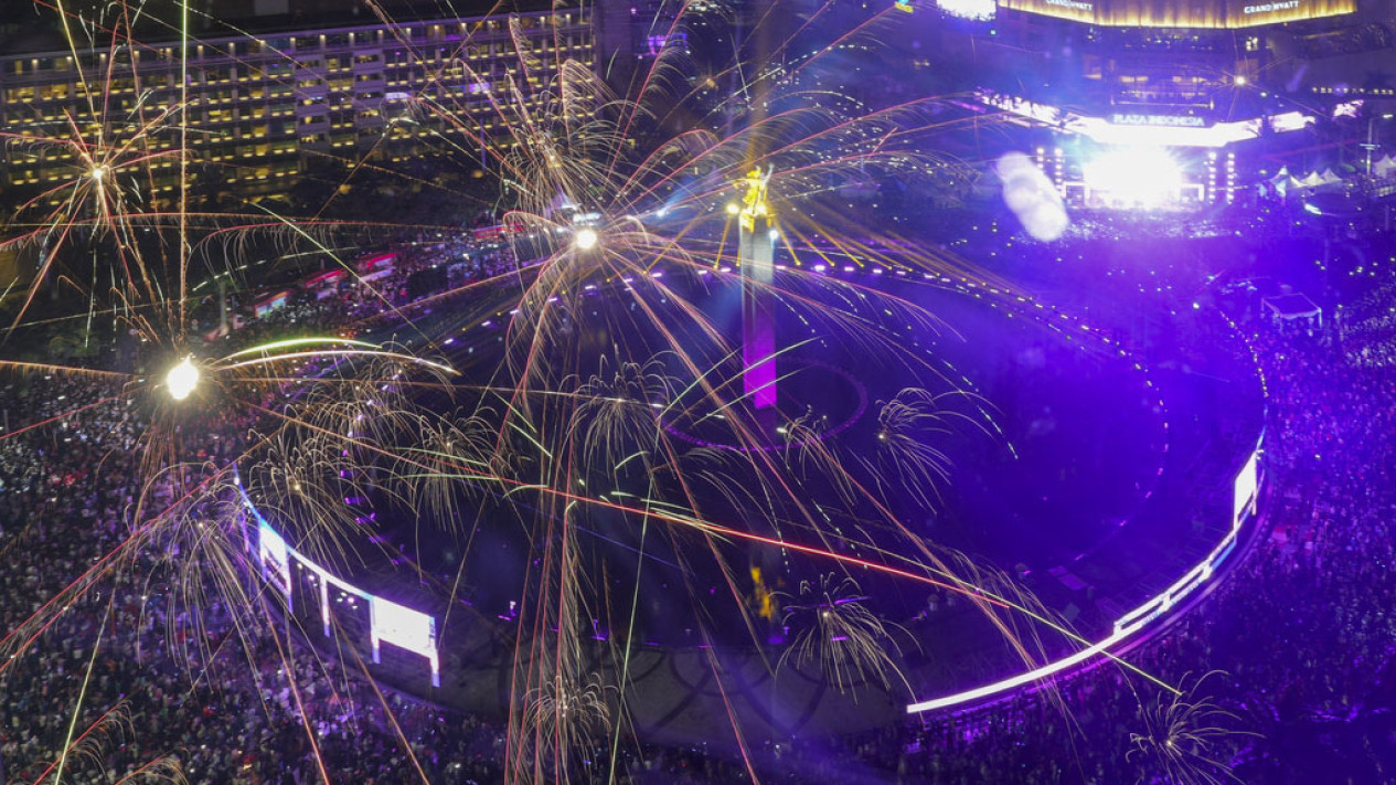 Pesta Kembang Api Perayaan Tahun Baru di Bunderan HI