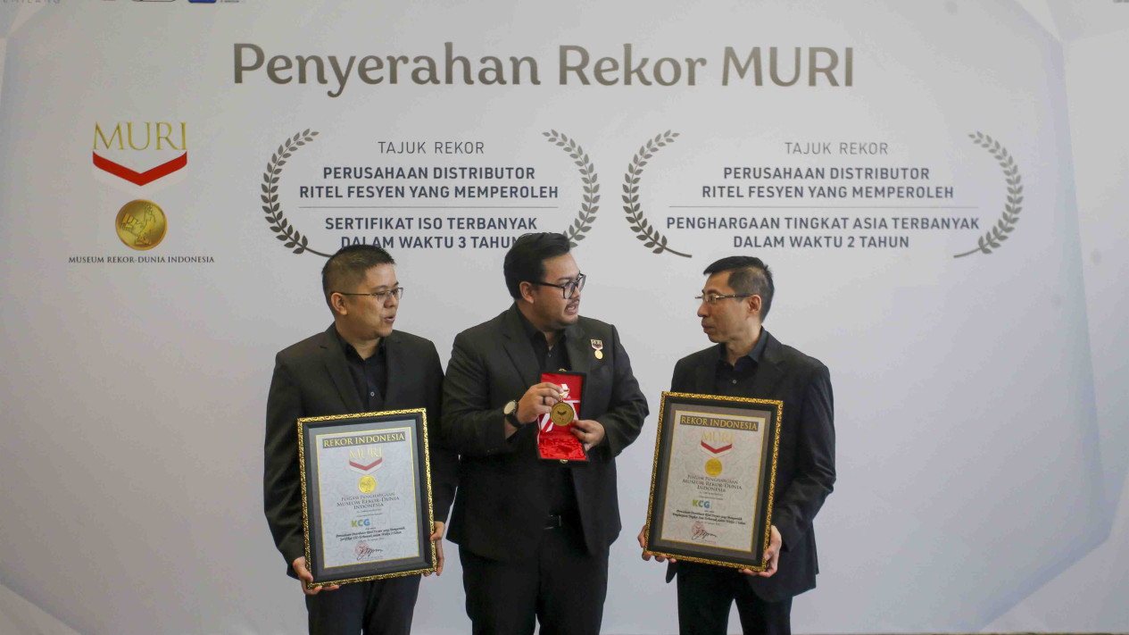 Dedikasi Terhadap Inovasi Fashion, KCG Terima Dua Rekor Muri