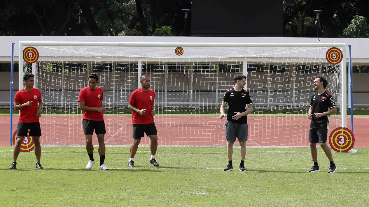 Pembalap VR46 Ikuti Football Challenge di Stadion Madya GBK
