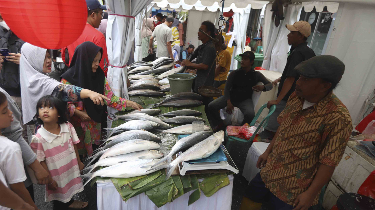Festival Bandeng Rawa Belong Sambut Imlek