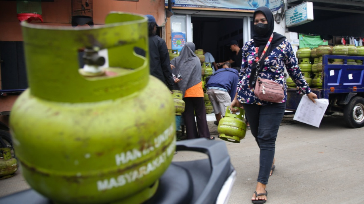 FOTO: Warga Antre Panjang Beli Gas 3Kg