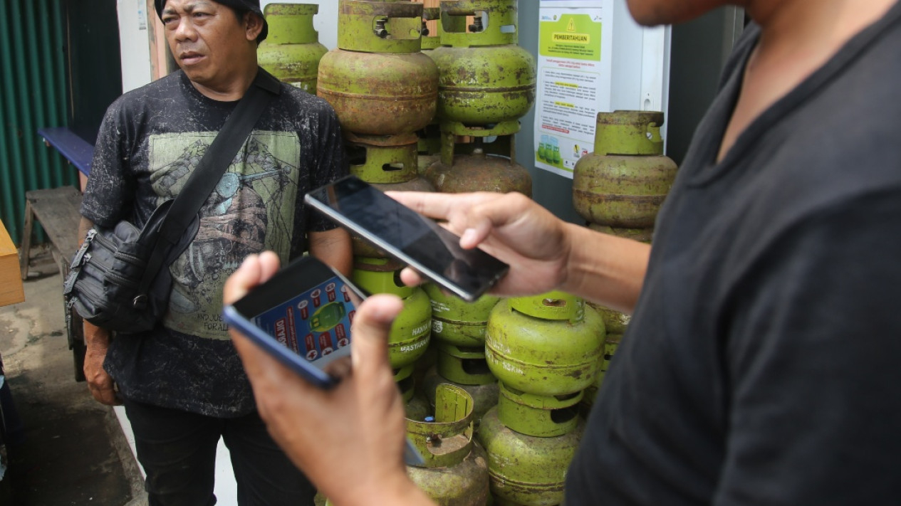 FOTO: Warga Antre Panjang Beli Gas 3Kg