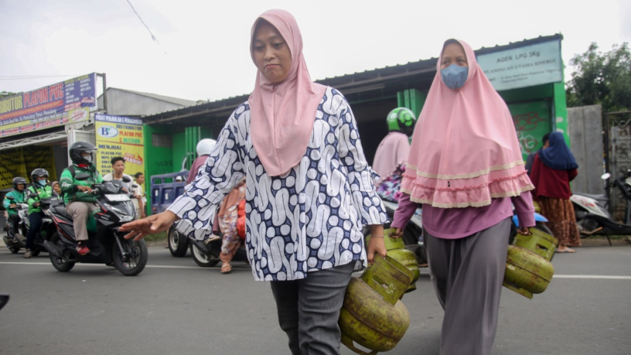 FOTO: Warga Antre Panjang Beli Gas 3Kg