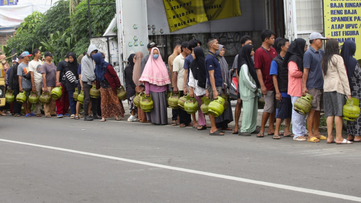 FOTO: Warga Antre Panjang Beli Gas 3Kg
