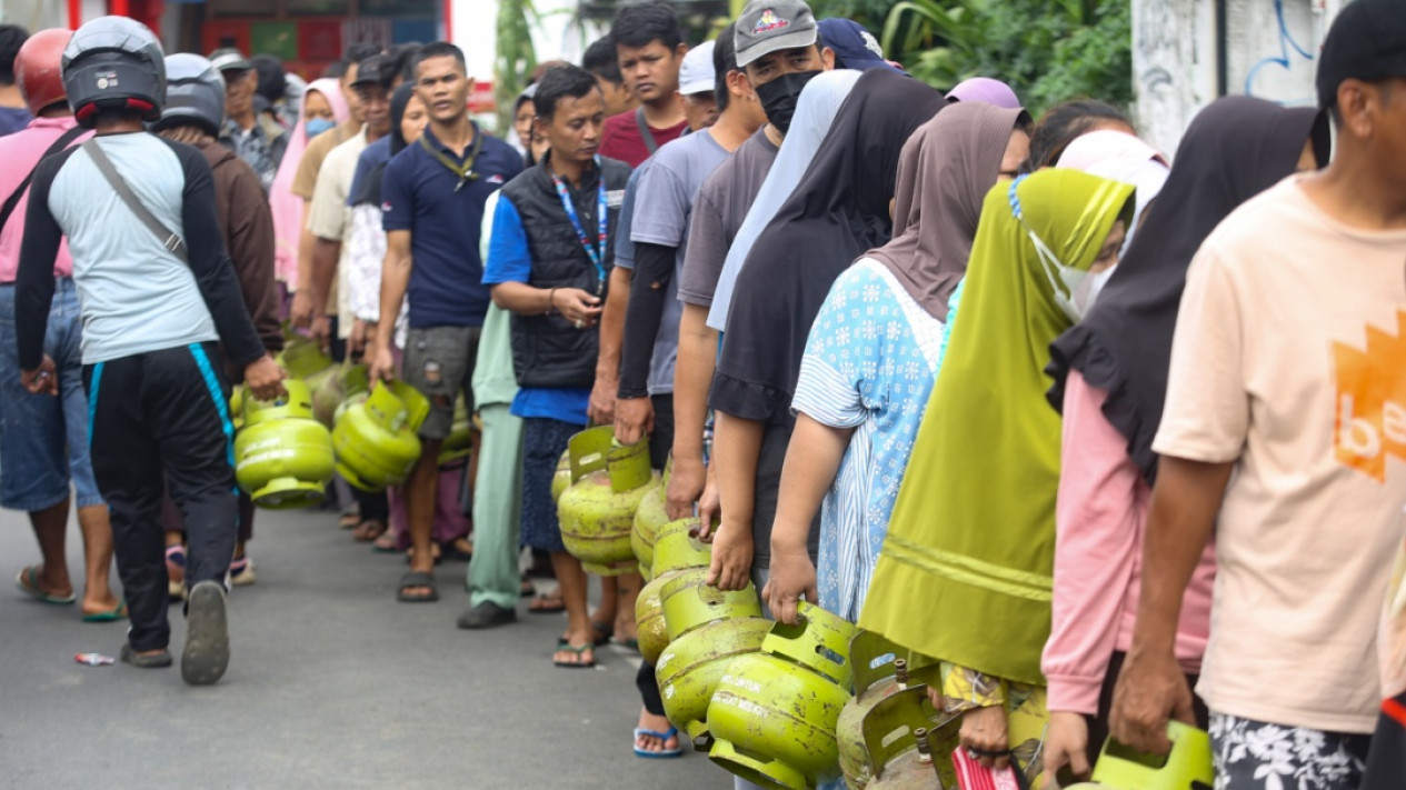 FOTO: Warga Antre Panjang Beli Gas 3Kg