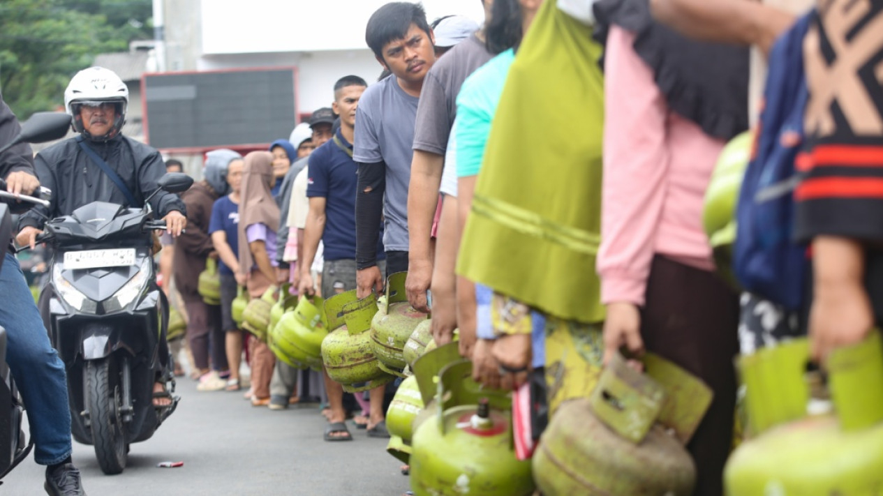 FOTO: Warga Antre Panjang Beli Gas 3Kg