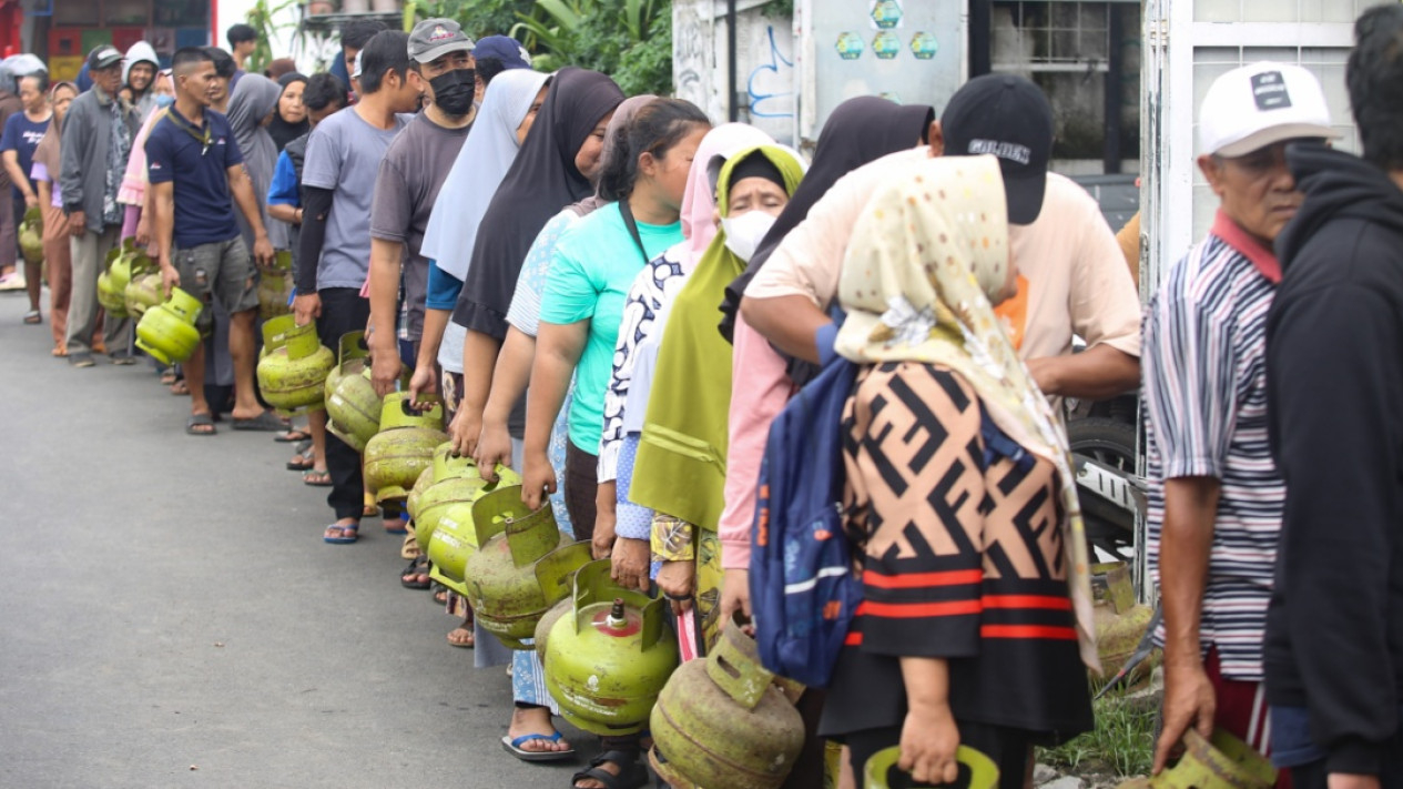 FOTO: Warga Antre Panjang Beli Gas 3Kg