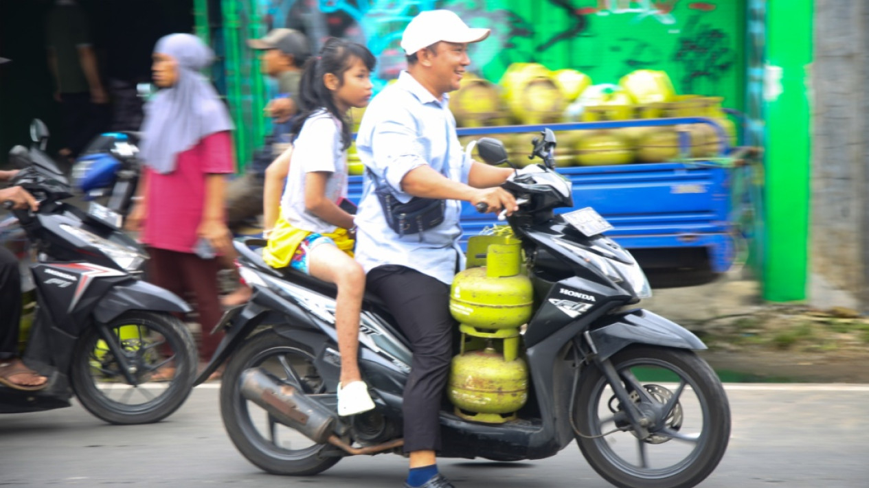 FOTO: Warga Antre Panjang Beli Gas 3Kg