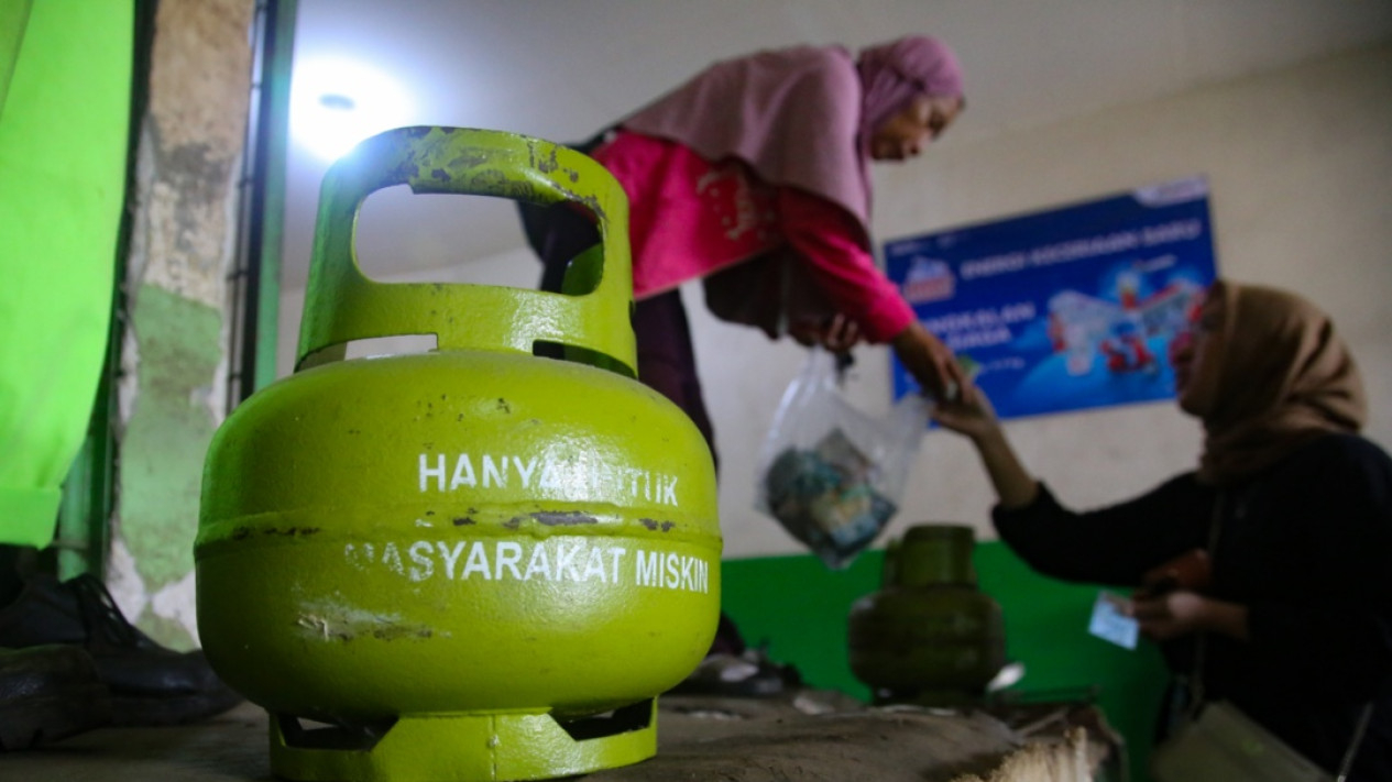 FOTO: Warga Antre Panjang Beli Gas 3Kg