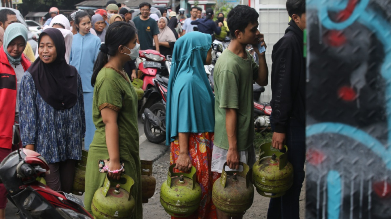FOTO: Warga Antre Panjang Beli Gas 3Kg