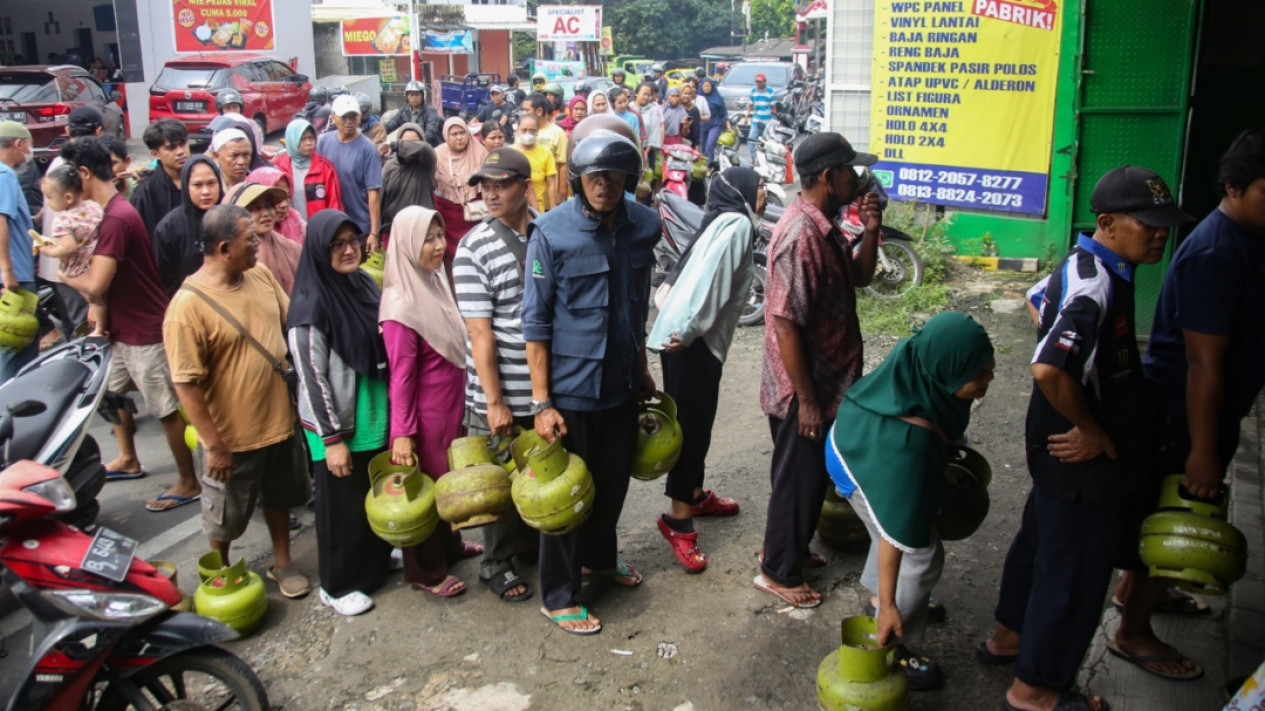 FOTO: Warga Antre Panjang Beli Gas 3Kg