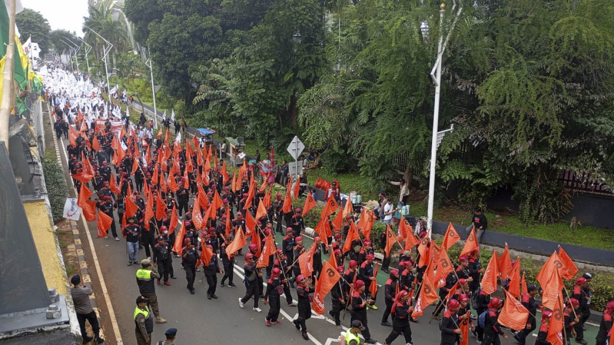 Ribuan Buruh Kembali Demo di Depan DPR